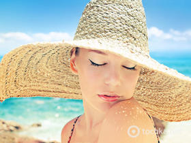 Конкурс на tochka.net: выиграй набор солнцезащитной косметики и косметичку!