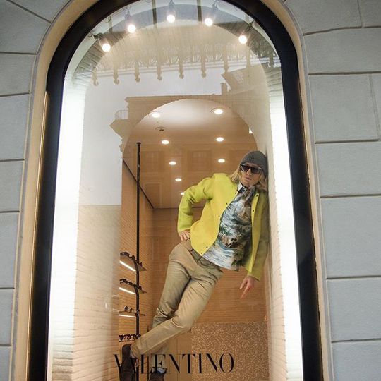 Бен Стиллер и Оуэн Уилсон в витринах бутика Valentino