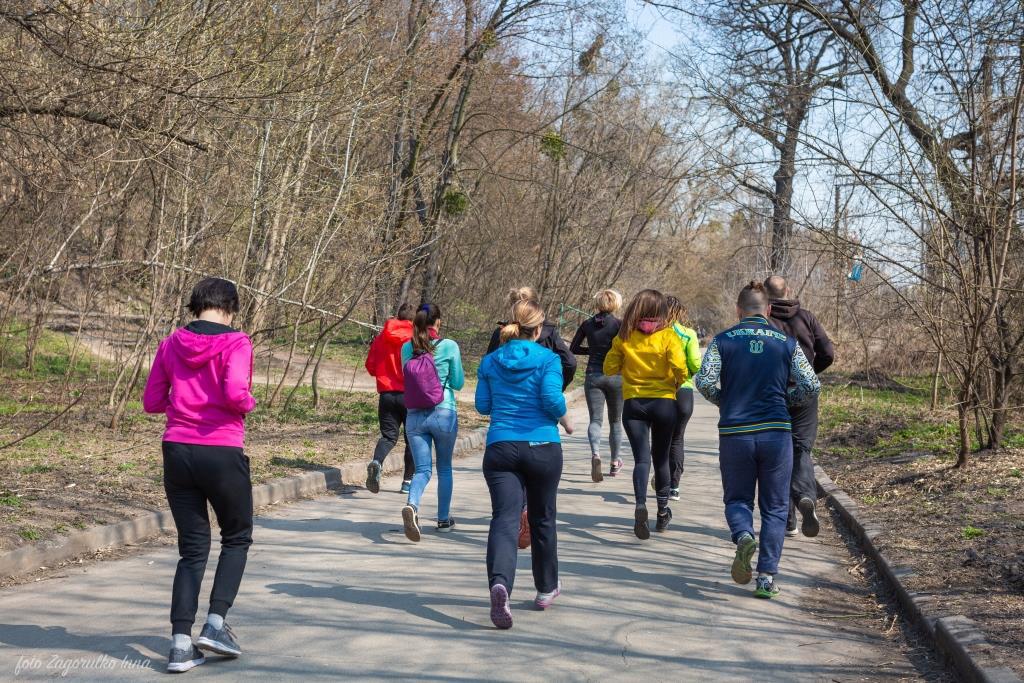 Киевляне устроили пробежку с мусорными пакетами