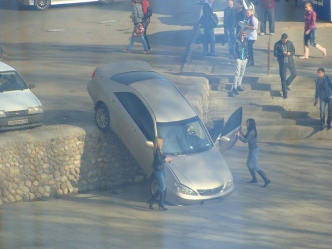 Блондинка за рулем