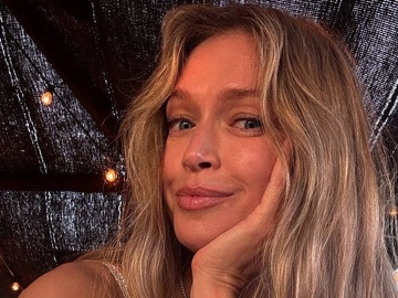 Брежнєва показала, який вигляд мала в юності з короткою стрижкою