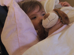 Дитині допоможе тепле питво у великих кількостях