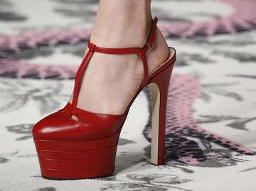 Червоне взуття - тренд літа 2016