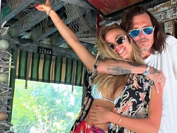 Росіянка, з якою зустрічається Джонні Депп, заявила, що заручена