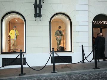 Бен Стиллер и Оуэн Уилсон в витринах бутика Valentino