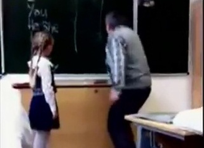 девочка ударила учителя