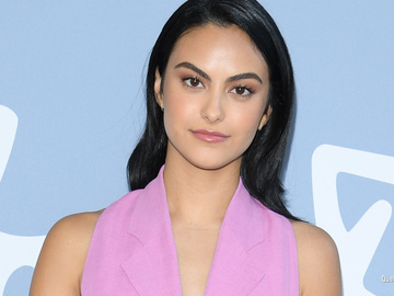 Ні, не холодно: Каміла Мендес гуляє Нью-Йорком у шкіряній куртці на голе тіло