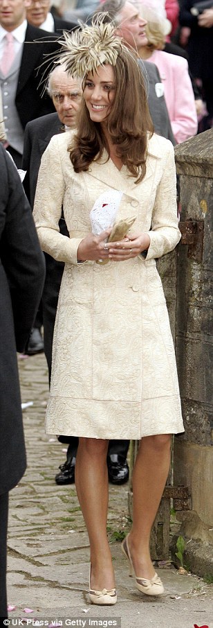 Кейт Миддлтон в одинаковом платье-пальто: 2006