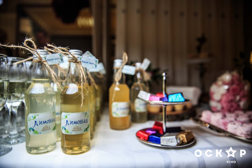 Аліса в Задзеркаллі прем'єра