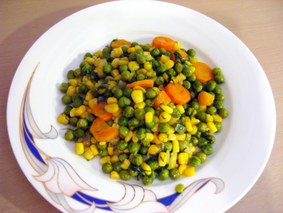 Гарнир из горошка и кукурузы