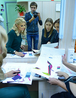 Лидия Таран и Марина Леончук на примерке платьев