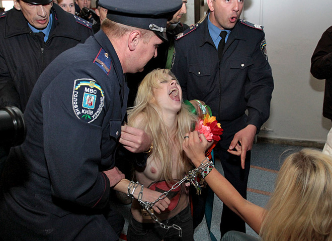 Акция FEMEN в ЦУМе