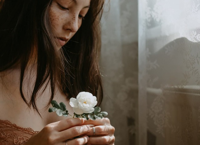 девушка с цветком