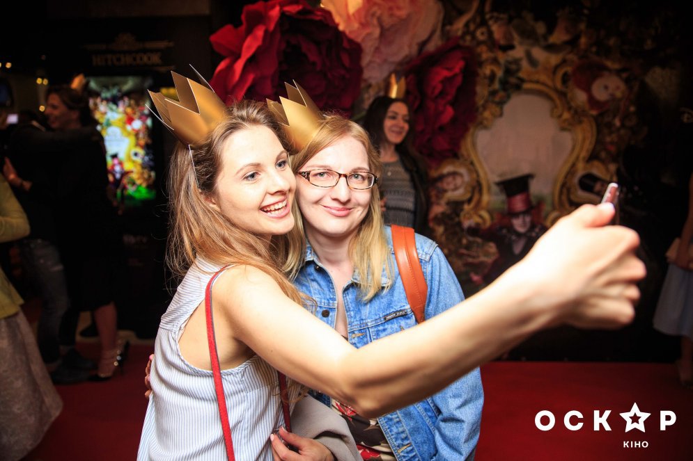 Аліса в Задзеркаллі прем'єра