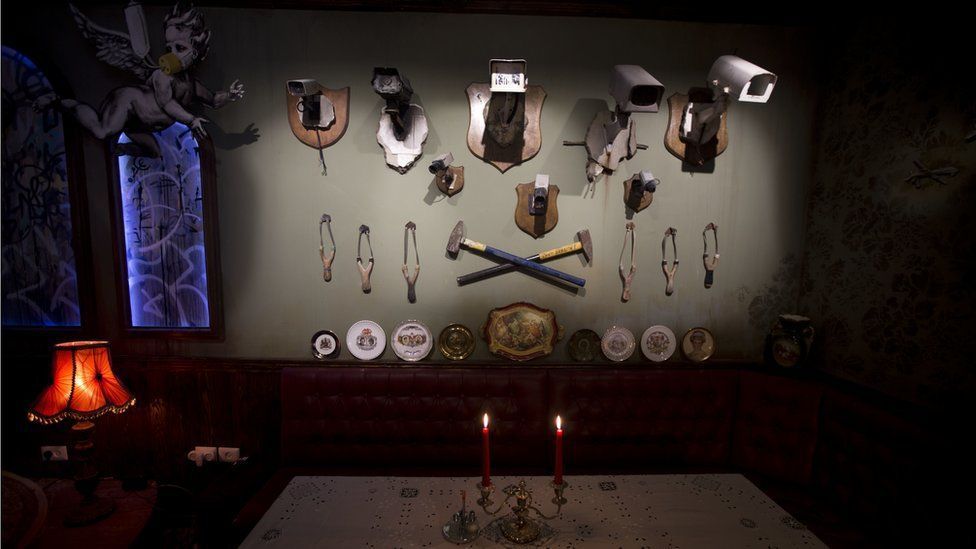 Бэнкси расписал отель в Вифлееме