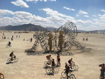 Инсталляция "Любовь" украинского скульптора на Burning Man