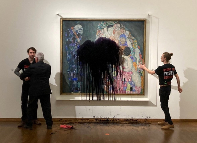 Активисты в Вене облили черной краской картину Климта