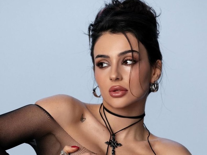 Трінчер у спокусливому образі влаштувала фотосесію на тлі Ейфелевої вежі