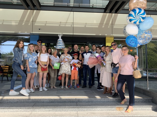 Участники "Дизель Студио" забирают жену Егора Крутоголова Катю из роддома