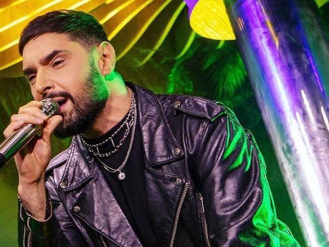 Козловський святкує 20-річчя на сцені: співак поділився архівними кадрами