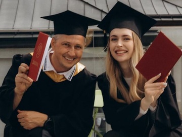 Педан закінчив університет в один день із 21-річною донькою