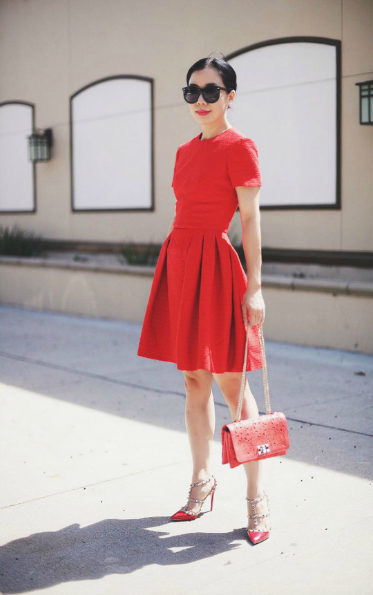 С чем носить красные туфли: street style образы