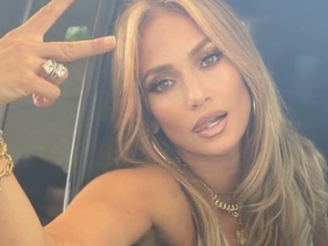 Лопес поскаржилася, що вже 30 років бореться із сивиною.