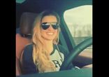 Ксения Бородина поет в машине свою любимую песню