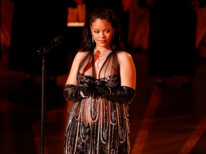 Вагітна Ріанна відсвяткувала 5-річчя свого бренду відвертою фотосесією