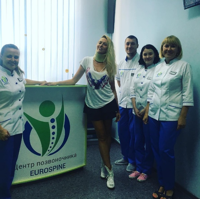 Оля Полякова с травмой шеи выступила на 445-летии города Бахмут