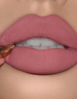 Увеличить губы с помощью макияжа Увеличить губы с помощью макияжа