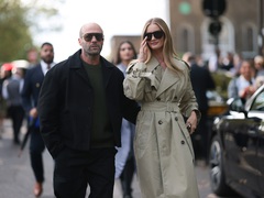 Наречена Стейтема показала, як засмагає у бікіні на даху висотки