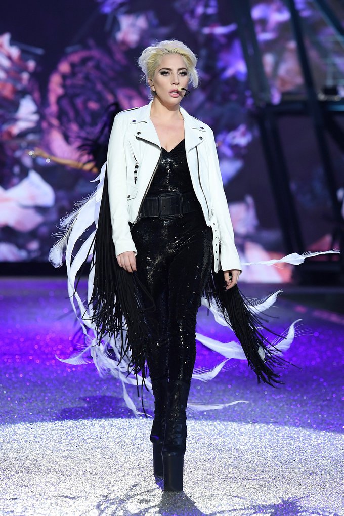 Леді Гага змінила чотири образи на Victoria's Secret Fashion Show 2016