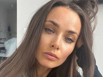 Мішина подякувала підписникам світлиною в ультракороткій сукні