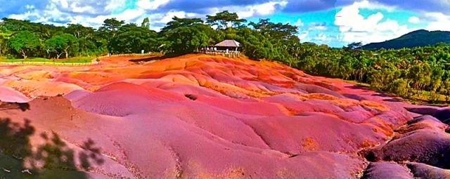 Цветная земля Шарамель в Африке