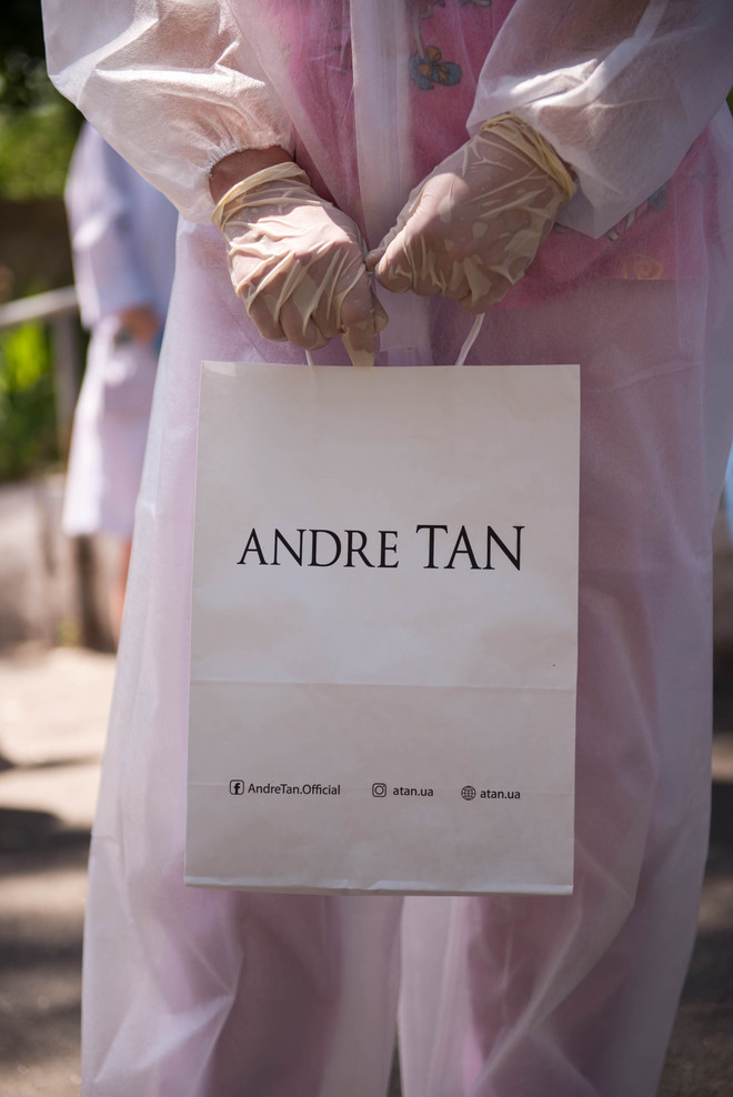 Андре Тан подарував жінкам-лікарям дизайнерські сукні, подякувавши за щоденну працю