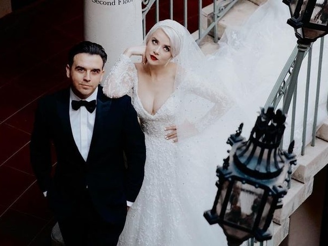 Міка Ньютон привітала чоловіка-американця з десятою річницею стосунків