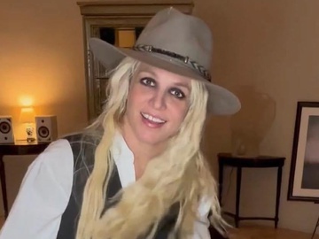 Брітні Спірс показалася в спальні топлес у жовтій мереживній білизні