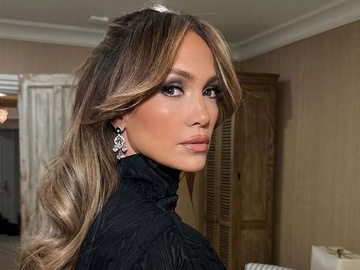 Дженніфер Лопес показала гарячі обкладинки для вінілу з декольте до пупка