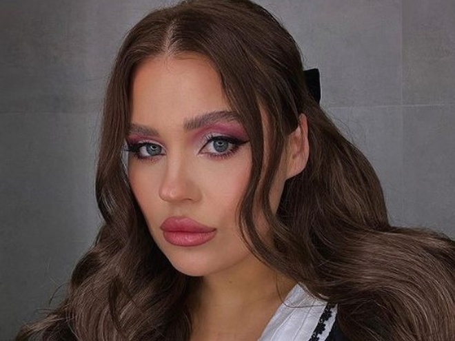 KAZKA записала звернення до Путіна біля стін суду в Гаазі: Чекаємо на тебе тут