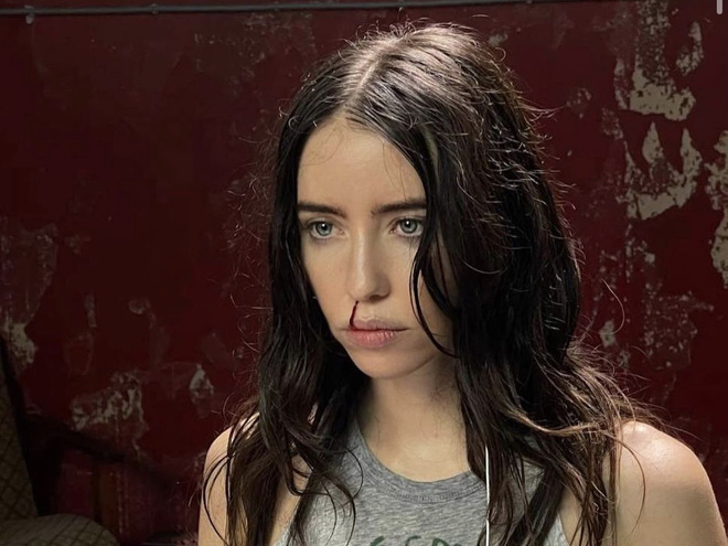 Дорофєєва показала зйомки кліпу "вотсап": стерті пальці в кров, амплуа драмерші