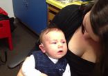 2-месячный малыш впервые слышит голос мамы