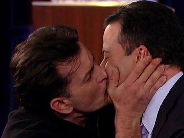 Чарли Шин поцеловал мужика 