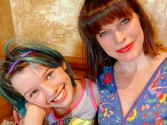 Милла Йовович и её дочь Эва