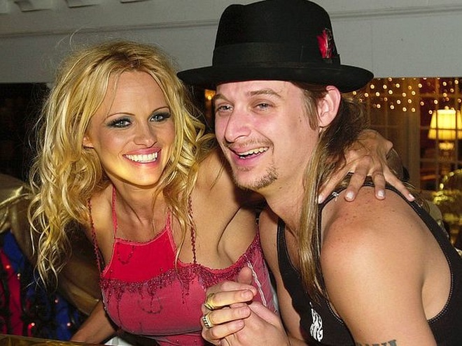 Памела Андерсон заявила, що її другий чоловік Кід Рок розлучився з нею через фільм «Борат»