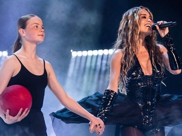 Євробачення-2023: Рита Ора вийшла на сцену пісенного конкурсу разом із біженкою з Рівного