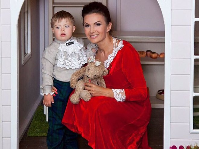 Эвелина Бледанс с семьей