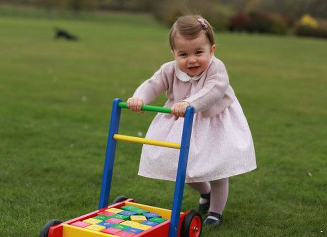 Опубликованы новые фото принцессы Шарлотты к ее первому дню рождения