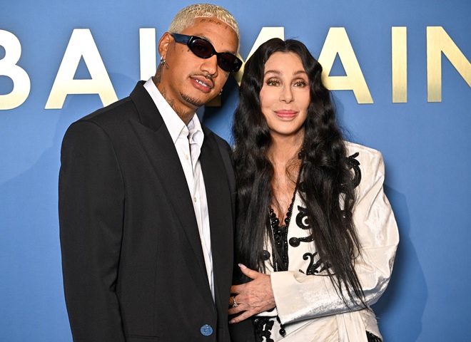 "Ніколи не пізно": Шер розкрила подробиці роману з понад удвічі молодшим обранцем