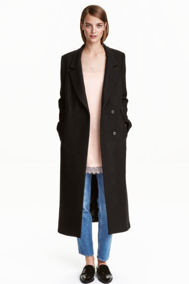 Довге чорне пальто